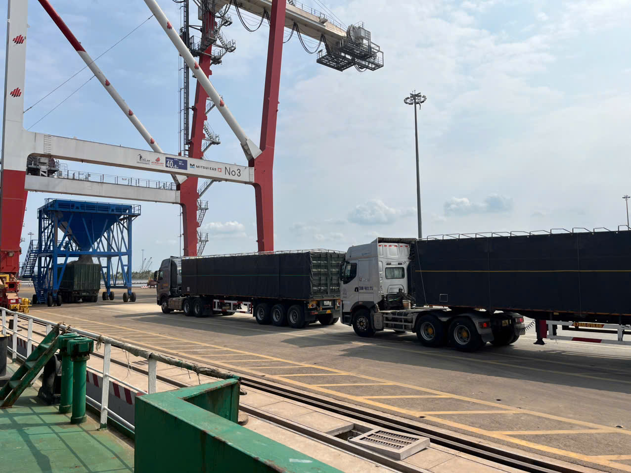 Operational support during berth-side vessel servicing